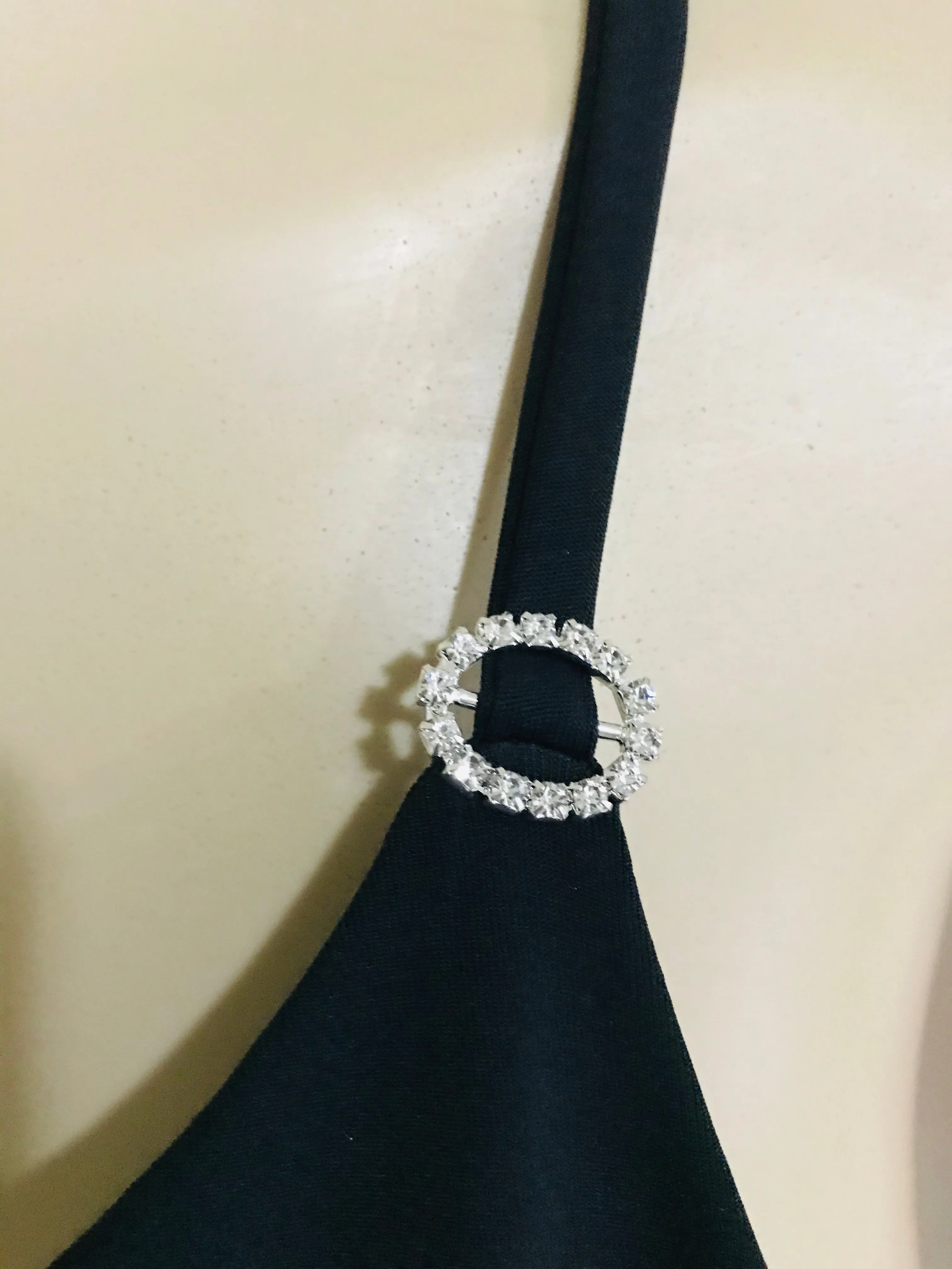 2295 Top de un hombro con broche de cristales