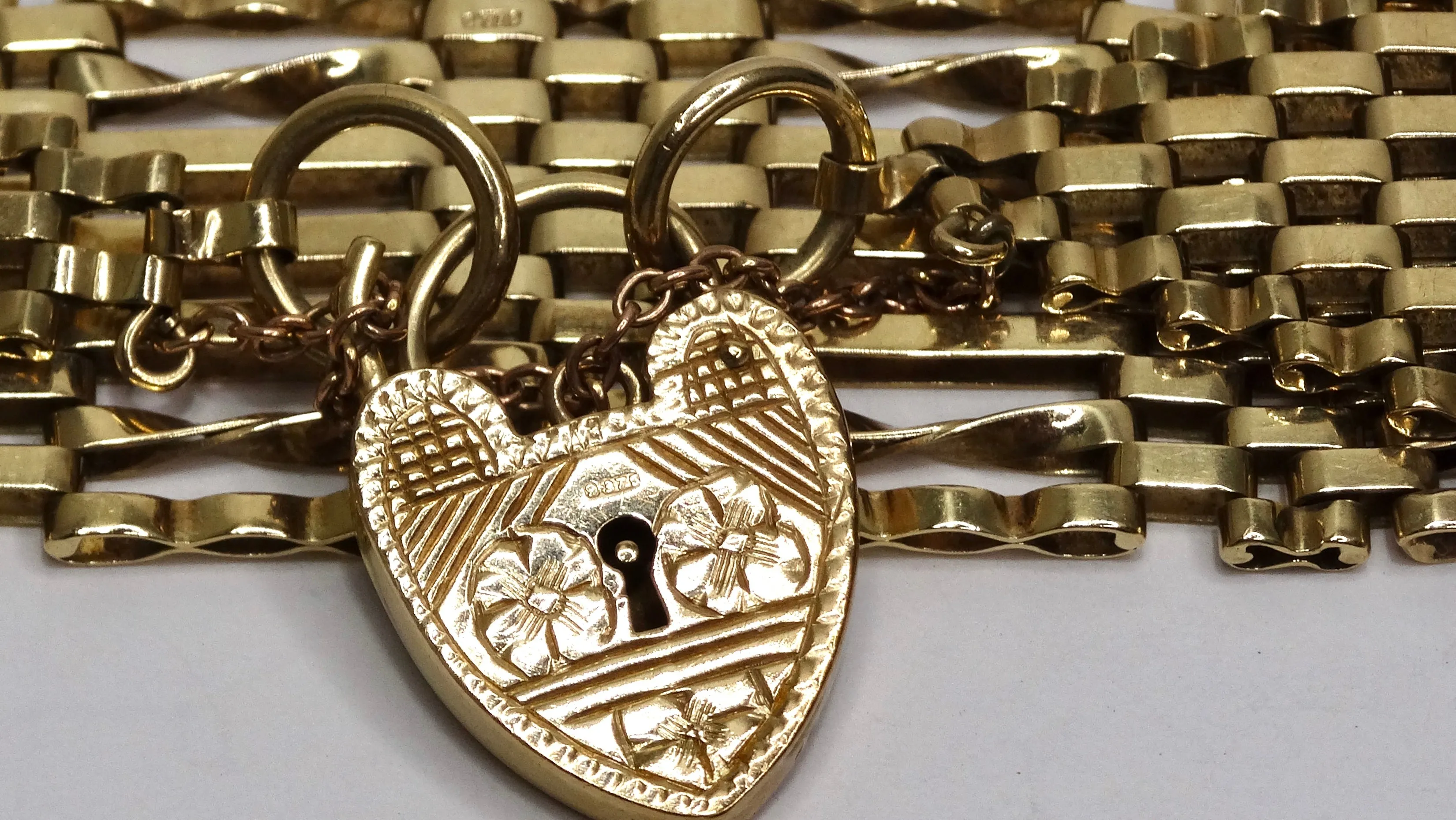 9ct Gold Antique Victorian Heart Padlock Bracelet
