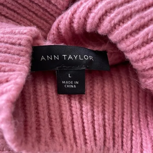 Ann Taylor Textured Blush and White Striped Turtleneck Size Large NWOT