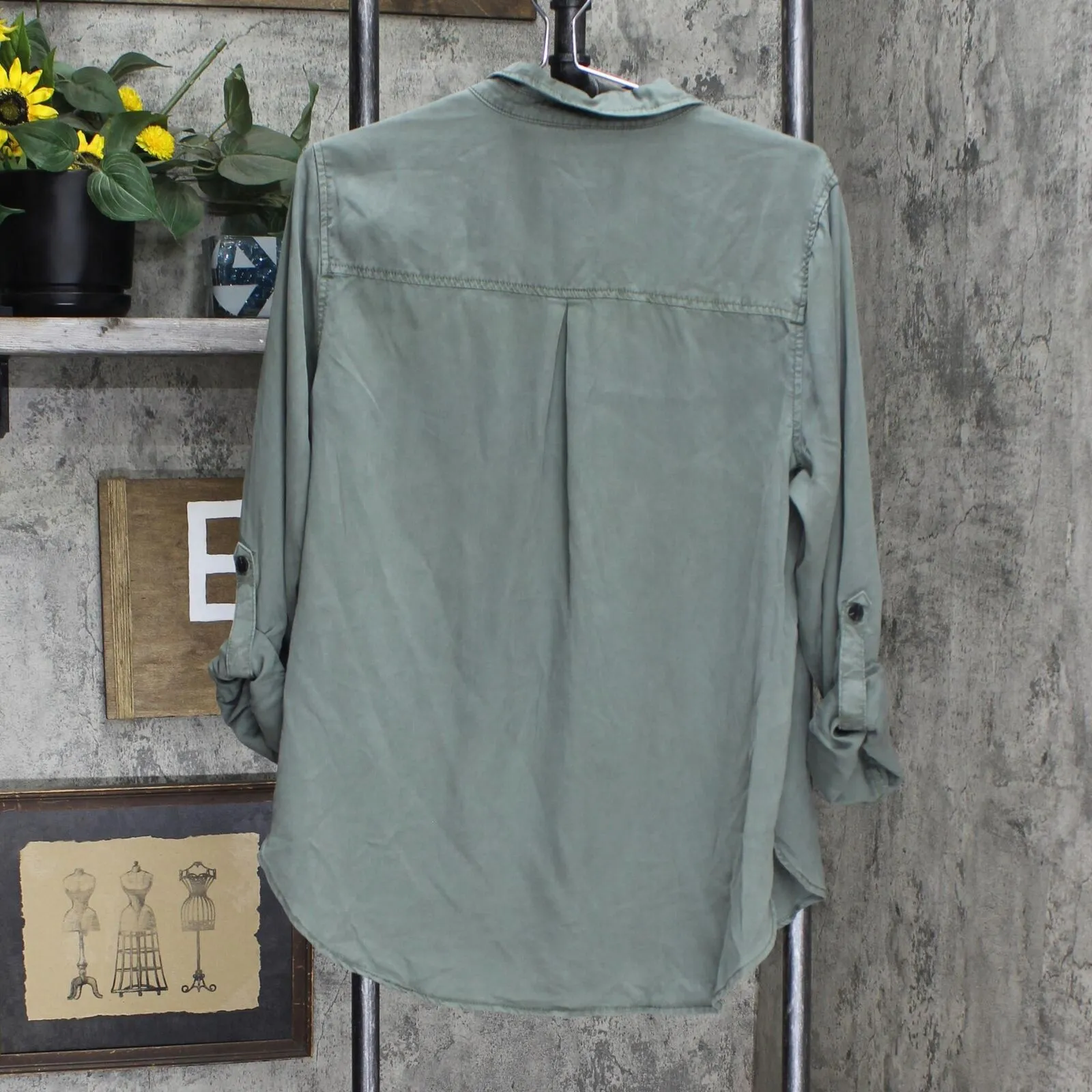 Universal Thread Women's Long Sleeve Button-Down Shirt 563920
