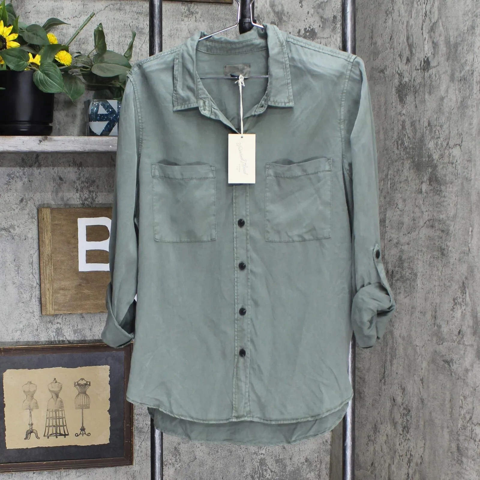 Universal Thread Women's Long Sleeve Button-Down Shirt 563920